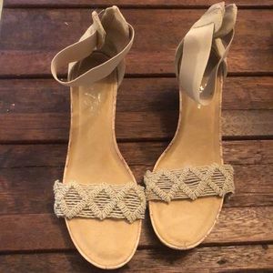 Vintage 7 Eight Kristen Wedge Heels Sandals Tan 7.5